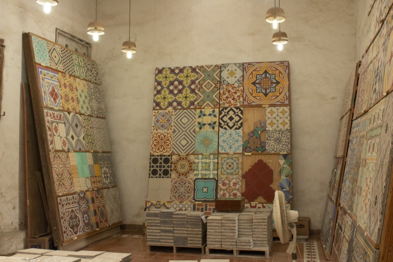 La Peninsular: Un experto en los mosaicos de pasta en Mérida