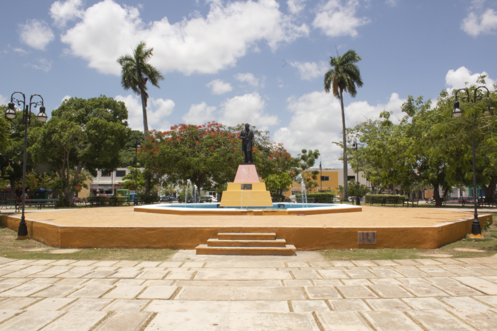 Andrés Quintana Roo monument. 