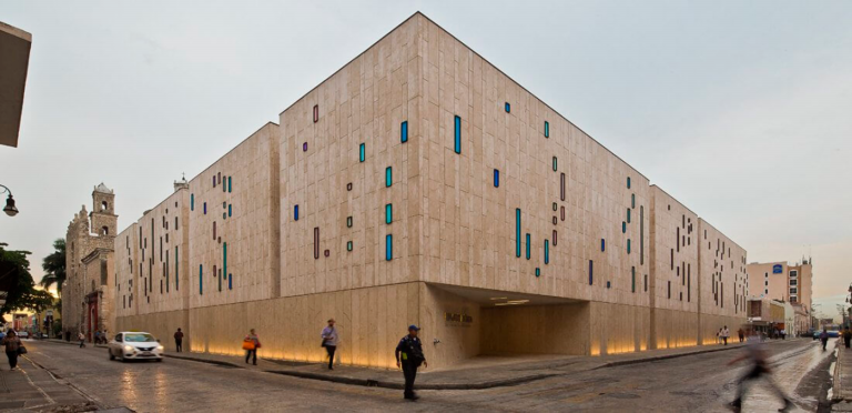 Elías Cisneros: Building with light